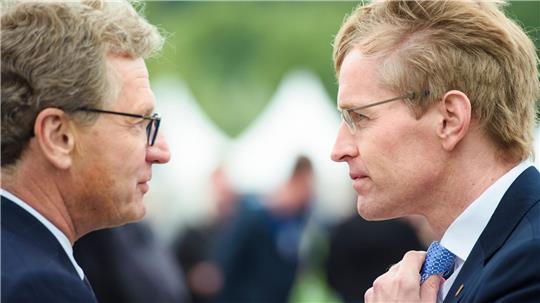 Ex-Wirtschaftsminister Bernd Buchholz (FDP, links) kritisiert den Umgang von Ministerpräsident Daniel Günther (CDU) mit dem Fall Northvolt.