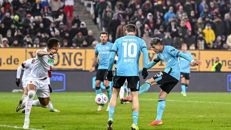 Exequiel Palacios (r) schoss Leverkusen in der Nachspielzeit zum Sieg.