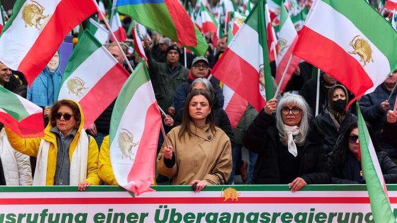 Exil-Iraner fordern einen Führungswechsel in Teheran ohne ausländische Einmischung.