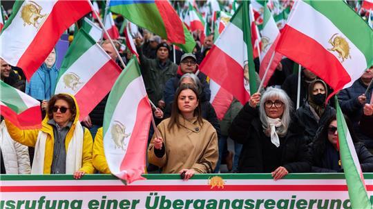 Exil-Iraner fordern einen Führungswechsel in Teheran - ohne ausländische Einmischung. 