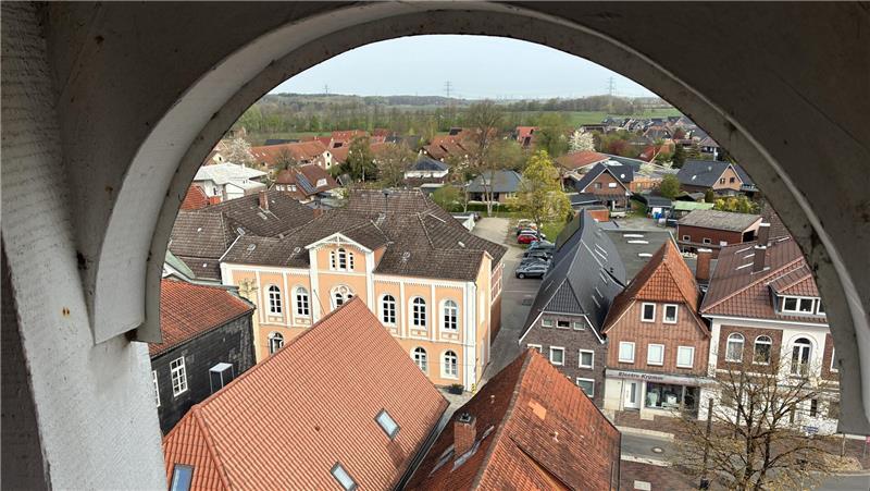Exklusiver Blick vom Turm der Liebfrauenkirche auf Horneburg bei der Aktion „Einfach Heiraten“.