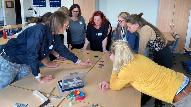 MINTeinander: Bildungsbüro schult Lehrer und Erzieher Experimente lernten Lehrer und Erzieher während einer Schulung zum Thema Magnetismus kennen.