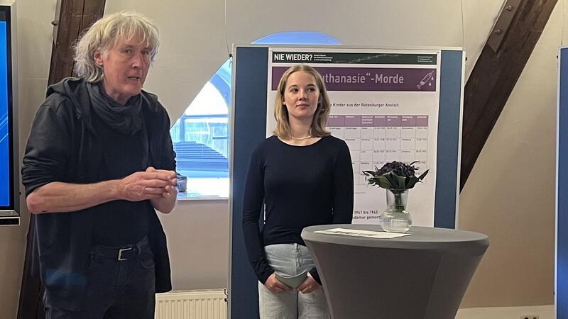Experte für die Geschichte des Nationalsozialismus: Michael Quelle unterstützte die 70 Schüler aus den 9. Klassen der Oberschule Jork bei der Recherche, rechts Schülersprecherin Malin Dorschfeld.