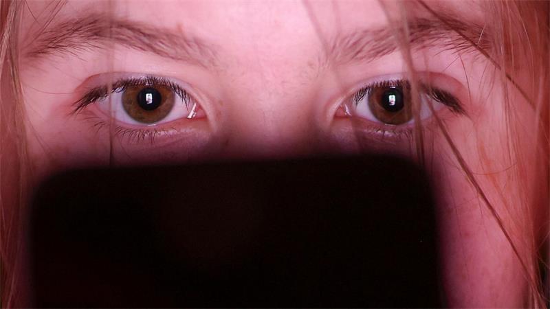 Was im Klassenchat landet und warum das Probleme macht Experten beschreiben als häufiges Muster, dass Betroffene Angst haben und sich selbst die Schuld geben. (Symbolfoto)