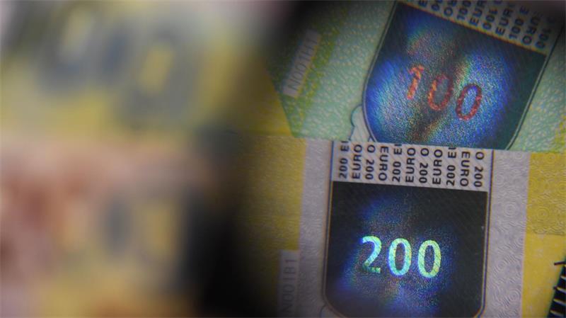 Bundesbank: Weniger Falschgeld in Deutschland Experten der Notenbanken tüfteln ständig an neuen Sicherheitsmerkmalen, damit es Kriminelle noch schwerer haben, die Banknoten nachzumachen. (Archivbild)