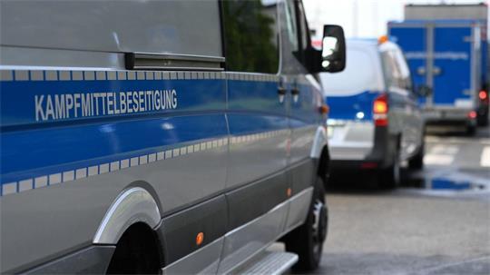 Experten des Kampfmittelbeseitigungsdienstes rückten an, um den Blindgänger zu entschärfen.