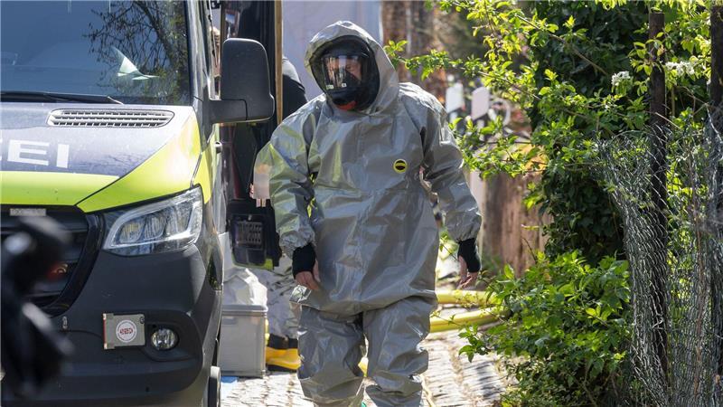 Tödliches Gift hergestellt: Jugendlicher im Visier Experten des LKA betreten unter Vollschutz ein Wohnhaus in Zeithain, in dem Giftstoffe gelagert sein sollen.