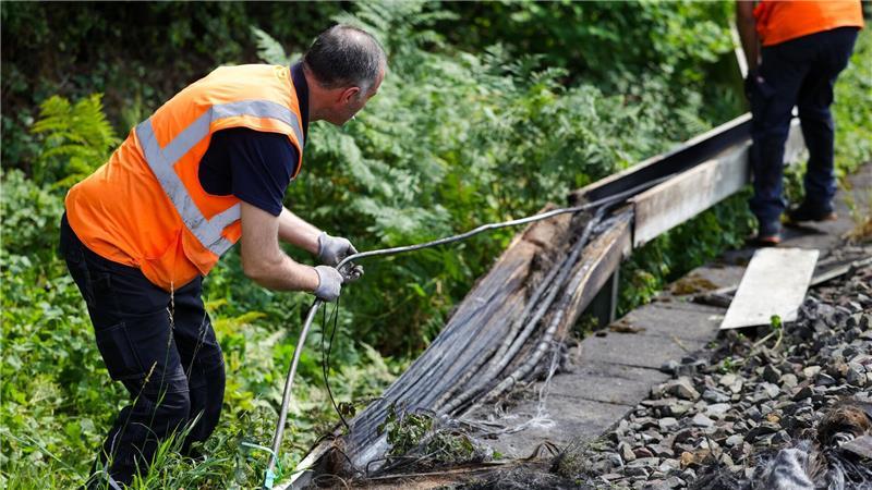 Hauptstrecke der Bahn lahmgelegt: Polizei sieht Sabotage Experten inspizierten die Brandstelle.