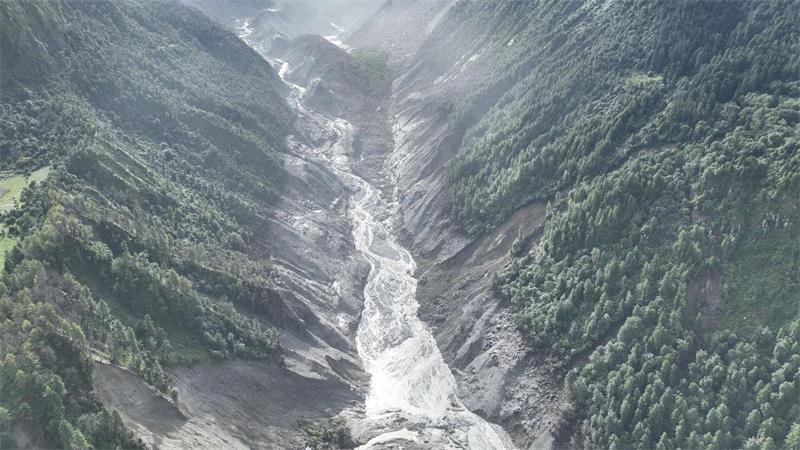 Angst vor Dammbruch – Regen erschwert Rettung nach Sturzflut Experten sehen die Enge des Tals als Grund für die hohe Geschwindigkeit der Sturzflut.