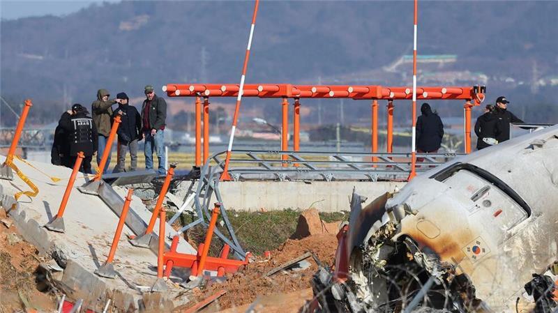 Experten stellen die Sinnhaftigkeit der Mauer am Ende der Landebahn infrage. 