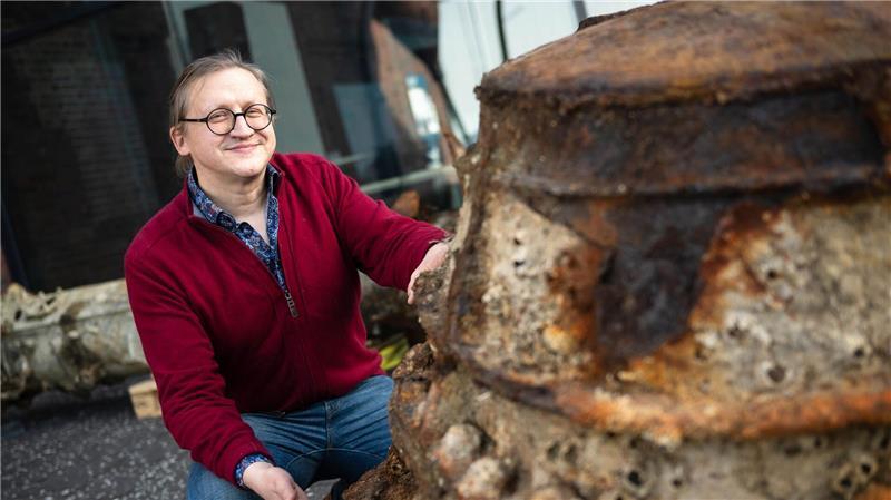 Vom Meeresgrund ins Museum: Wie es mit dem U-Boot weitergeht Experten wie Mike Belasus nahmen das Wrack genau unter die Lupe.