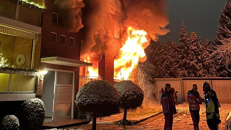 Explosion: Flammenball schießt aus Harsefelder Mehrfamilienhaus - 500.000 Euro Schaden Explosion: Nach einer Durchzündung schießen die Flammen aus einer Wohnung im Erdgeschoss eines Vier-Familien-Wohnhauses in der Großen Gartenstraße in Harsefeld.