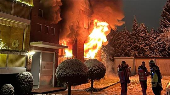 Explosion: Nach einer Durchzündung schießen die Flammen aus einer Wohnung im Erdgeschoss eines Vier-Familien-Wohnhauses in der Großen Gartenstraße in Harsefeld.
