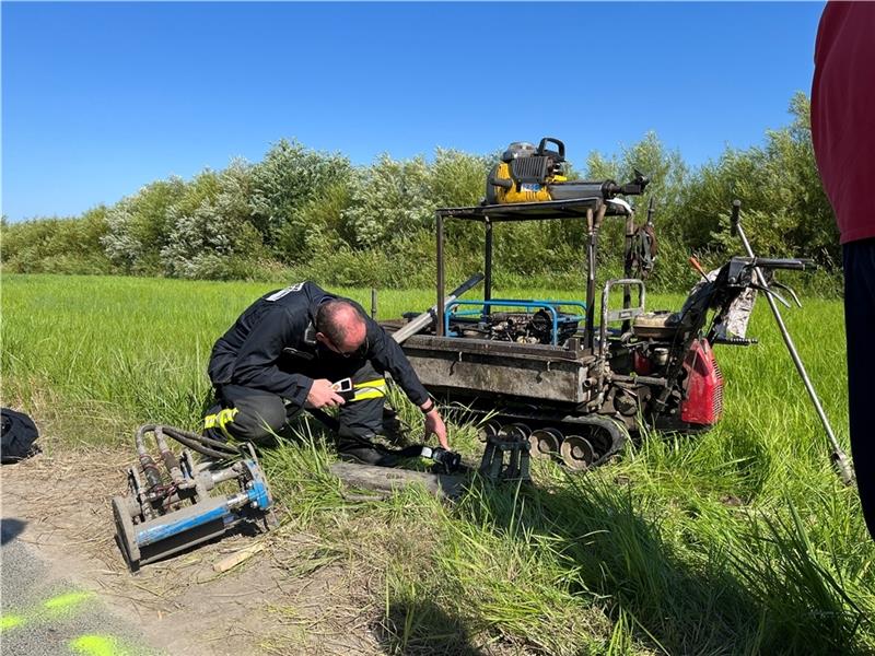 Explosionsgefahr: Torsten Bluschke vom Umweltzug der Kreisfeuerwehr untersucht mit dem Messgerät das Bohrloch am Elbdeich in Jork-Hinterbrack, das Methangas trat minutenlang laut zischend aus. Fotos: Vasel