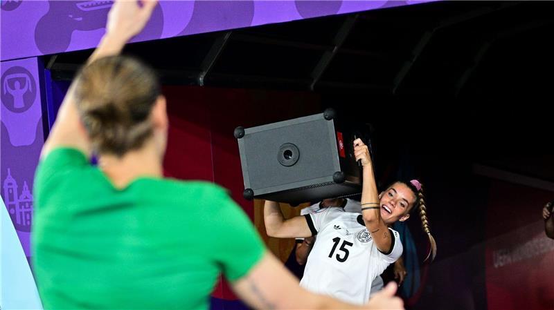 „Krass, unglaublich, mega“: Fußballerinnen feiern Berger Extra-Musik für Ann-Katrin Berger: Mitspielerin Selina Cerci im Party-Modus.