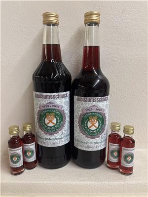  Jubiläumsschluck der Schützengilde Steinkirchen als Kräuter- und Kirschlikör.