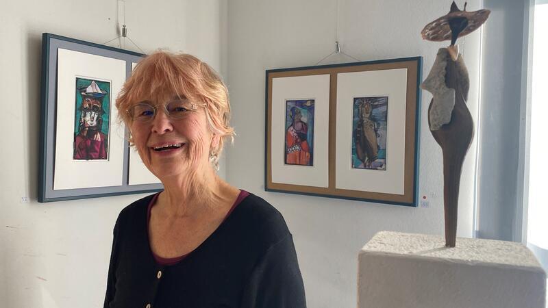 Sigrid Gartzke-Rahn inmitten ihrer von starken Frauen inspirierten Werke.