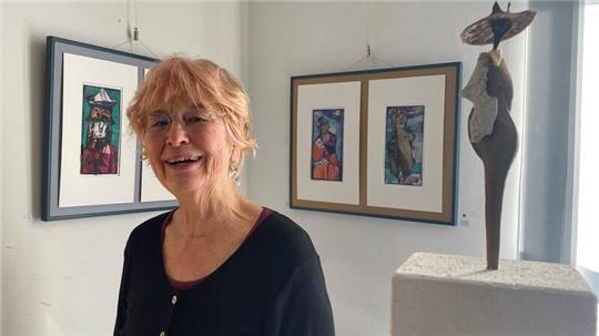 Sigrid Gartzke-Rahn inmitten ihrer von starken Frauen inspirierten Werke.