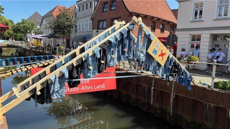 Extravagantes Design bei den Sommerbrücken: Die Konstruktion mit dem Namen „Das geht in die Hose“ haben ihre Erbauer mit Jeanshosen dekoriert.