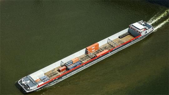 Extrem-Niedrigwasser: Könnte eine Aufhebung des Sonntagsfahrverbots für Lkw helfen, Lieferketten aufrechtzuerhalten? Der Vorschlag des Bundesverkehrsministers sorgt für Diskussionen.