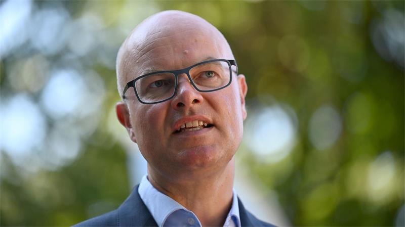 „Extrem kurzsichtig ist aber, Landwirtschaft, Umweltschutz und Sicherheit gegeneinander auszuspielen“, sagte Umweltminister Tobias Goldschmidt (Grüne). (Archivbild)