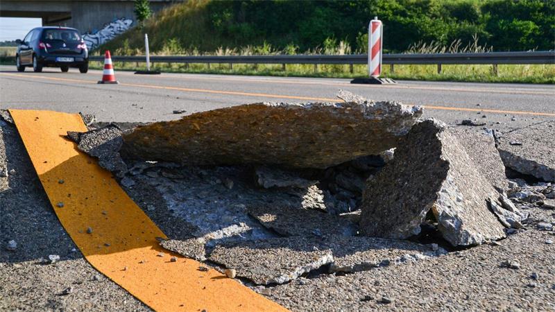 Extreme Hitze kann Beton- und Asphaltfahrbahnen beschädigen. (Archivbild) 