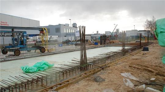 Extreme Wetterlagen sorgten für Verögerungen an der Baustselle für die Schwimmschule im Apenser Gewerbegebiet.