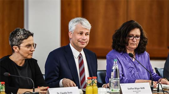 Extremes Niedrigwasser: Wie ist die Lage und was ist zu tun? Darüber hat in Bonn der neue Bundesverkehrsminister Bilger bei einem „Spitzentreffen“ mit Wirtschaftsvertretern, Verbänden und Behörden gesprochen.
