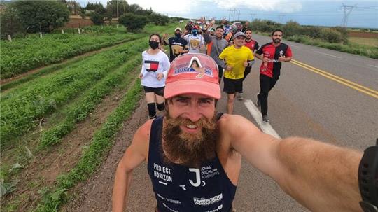 Extremsportler Jonas Deichmann fotografiert sich während eines Laufes selbst.