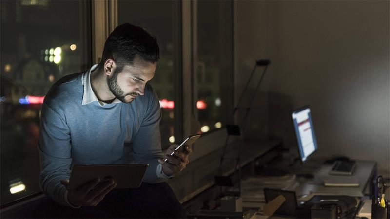 Exzessiv, zwanghaft und oft ohne Pause: Suchthaftes Arbeiten kann auf Dauer ernsthafte Folgen haben.