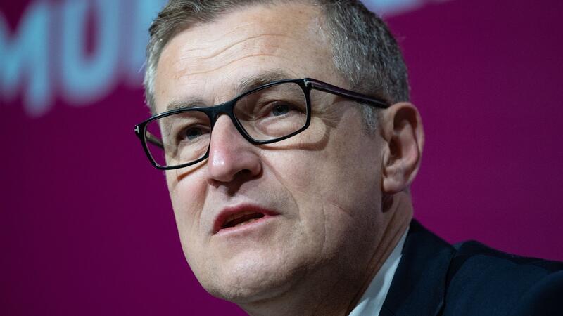 FC-Bayern-Boss Jan-Christian Dreesen spricht sich für einen DFL-Investor aus.