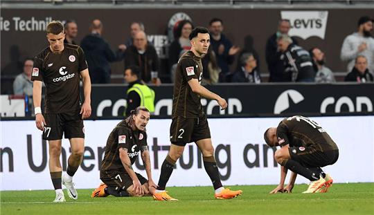 FC St. Pauli - Fortuna Düsseldorf im Millerntor-Stadion. Hamburgs David Otto (l.-r.), Jackson Irvine, Lars Ritzka und Jakov Medic reagieren nach dem Spiel. Foto: Daniel Bockwoldt/dpa