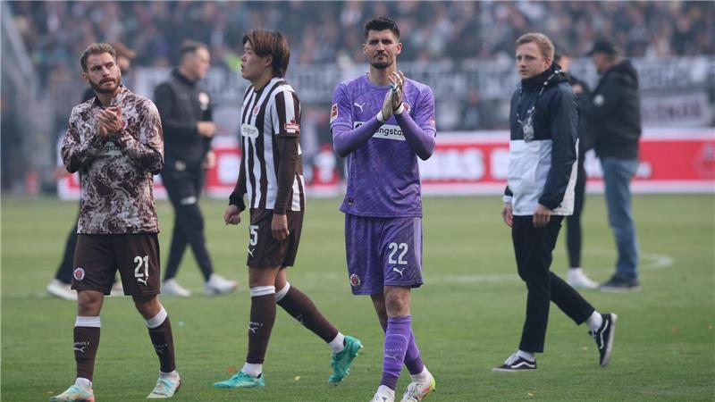 FC St. Paulis Spieler auf der Abschiedsrunde.