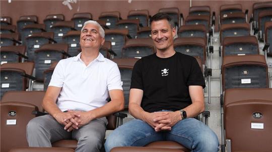 FC St. Paulis Sportchef Andreas Bornemann und Trainer Alexander Blessin haben in Fin Stevens die Außenverteidigerposition gestärkt.