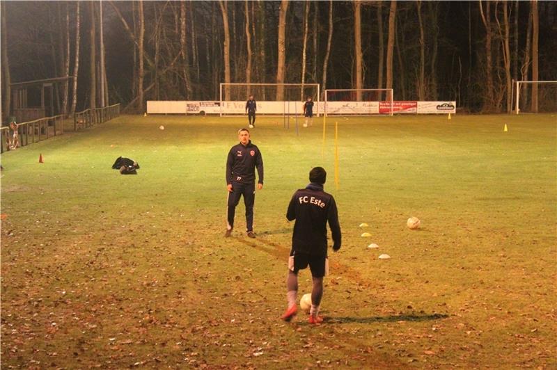 FC-Trainer Sven Timmermann teilt den Fußballplatz in sechs tennisplatzgroße Felder auf, in denen jeweils zwei Spieler trainieren können. Foto: Bröhan