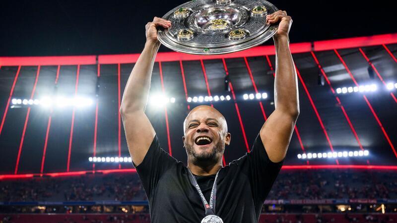 FCB-Coach Vincent Kompany feiert mit der Meisterschale.