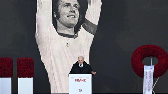 FCB-Ehrenpräsident Uli Hoeneß verabschiedete sich mit bewegenden Worten vom Fußball-„Kaiser“.