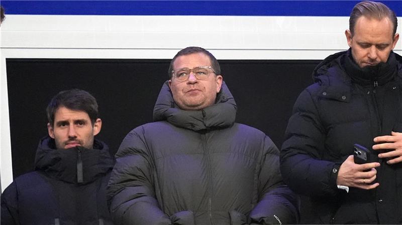Dämpfer beim HSV: Der XXL-Januar zehrt an den Bayern FCB-Sportvorstand Max Eberl war mit der Leistung des Schiedsrichters nicht zufrieden.