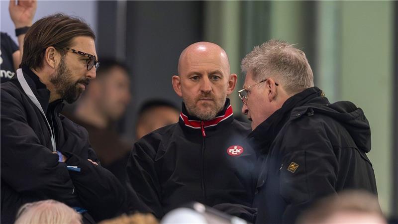 FCK-Trainer Torsten Lieberknecht (m) verfolgte das Spiel gemeinsam mit Geschäftsführer Thomas Hengen (l) von der Tribüne aus.