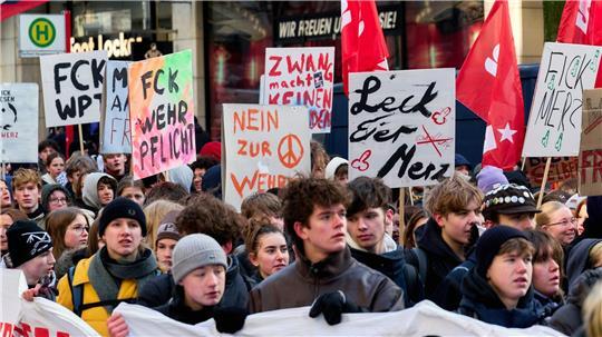 „FCK Wehrpflicht“ und „Wir sterben nicht in Euren Kriegen“ steht auf Plakaten bei der Demo gegen die neue Wehrpflicht