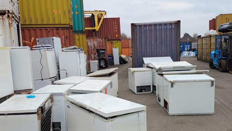 Zoll stoppt Ausfuhr von Kühlschränken am Hamburger Hafen FCKW-haltige Kühlgeräte stehen auf einem Container-Umschlagplatz.