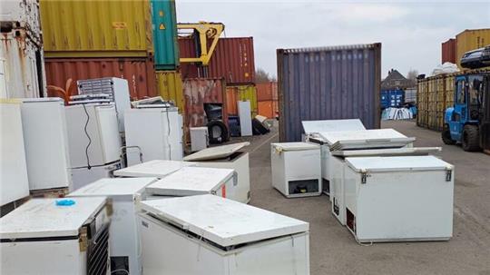 FCKW-haltige Kühlgeräte stehen auf einem Container-Umschlagplatz.