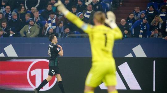 FCM-Torwart Dominik Reimann bejubelt den Führungstreffer durch Martijn Kaars.