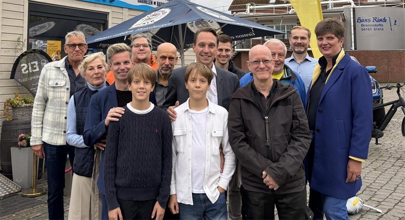 Stader Bürgermeister: Kai Koeser und Arne Kramer in der Stichwahl FDP-Bürgermeisterkandidat Enrico Bergmann verbrachte den Wahlabend mit Familie und Unterstützern in der Hafenkante in Stade und spendierte Fischbrötchen.