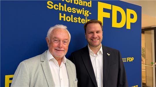 FDP-Bundeschef Wolfgang Kubicki (links) ist zu Gast auf dem Landesparteitag der FDP um den Landesvorsitzenden Christopher Vogt.