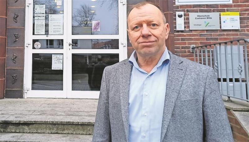 FDP-Kandidat Wichert: Zwischen Politik und Schalke-Leidenschaft FDP-Bundestagskandidat Günter Wichert vor der Gorch-Fock-Grundschule in Cuxhaven. Die Zukunft der Schule ist für Wichert ein wichtiges Anliegen.