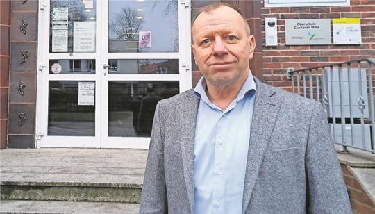 FDP-Bundestagskandidat Günter Wichert vor der Gorch-Fock-Grundschule in Cuxhaven. Die Zukunft der Schule ist für Wichert ein wichtiges Anliegen.