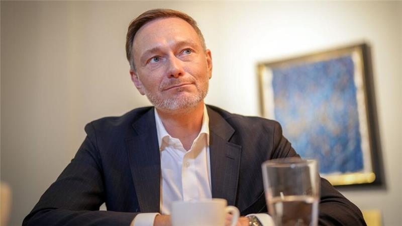 Lindner ruft Union zu Eintreten für Schwarz-Gelb auf FDP-Chef Lindner wünscht sich von CDU Bekenntnis für Schwarz-Gelb.