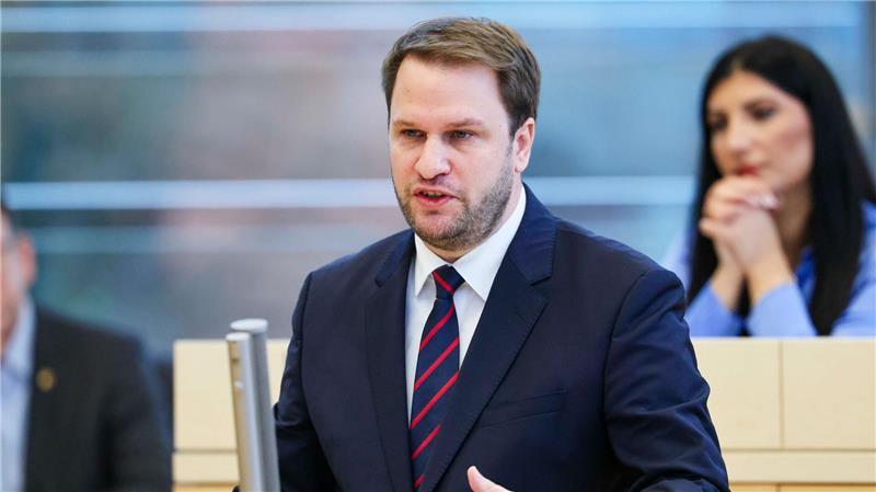 Landtag beschließt Haushalt mit neuen Schulden FDP-Fraktionschef Christopher Vogt kritisiert den Etat ebenfalls.