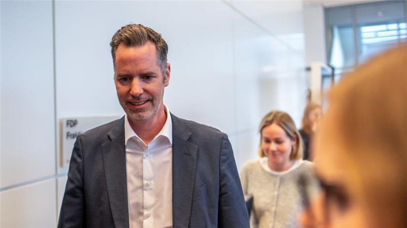 „Keine Beerdigung“ - FDP-Fraktion tagt nach Wahlpleite FDP-Fraktionschef Dürr huscht in die voraussichtlich letzte Fraktionssitzung seiner aus dem Bundestag geflogenen Partei.